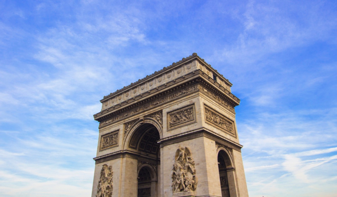 Arco triunfal no cenário de um céu azul brilhante em Paris, França