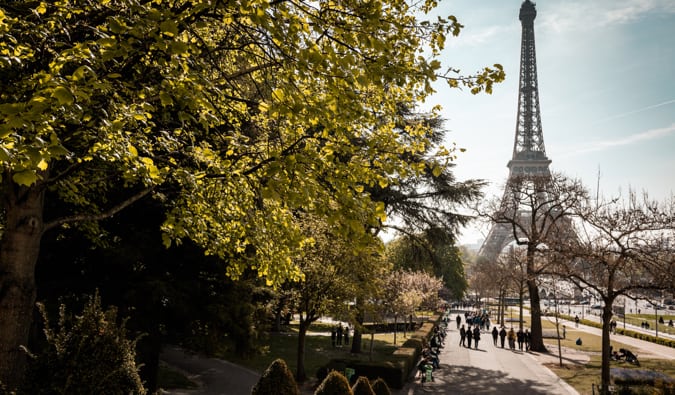 Uma caminhada ao longo do caminho cercada por árvores, ao lado da Torre Eiffel em Paris, França