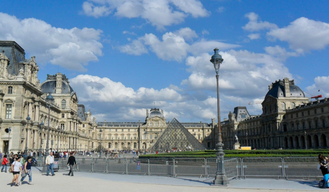 Os turistas estudam a aparência do Louvre em Paris, França