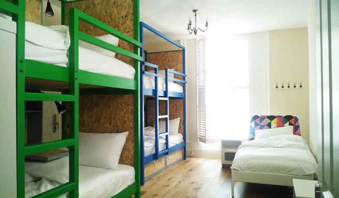 Camas duplas e uma cama de solteiro em uma sala comum em Park Villa, Londres