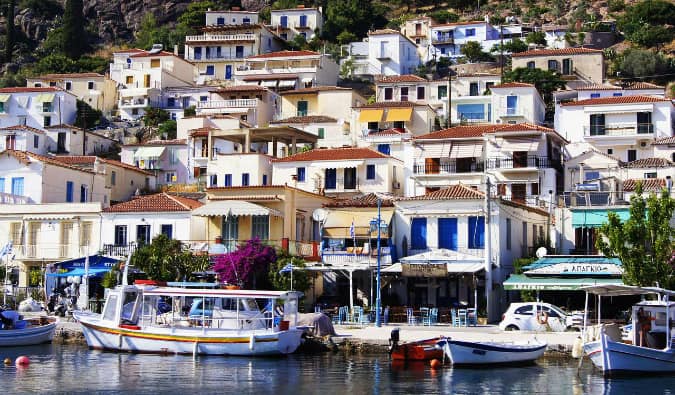 Aldeia animada na ilha de Paros, Grécia