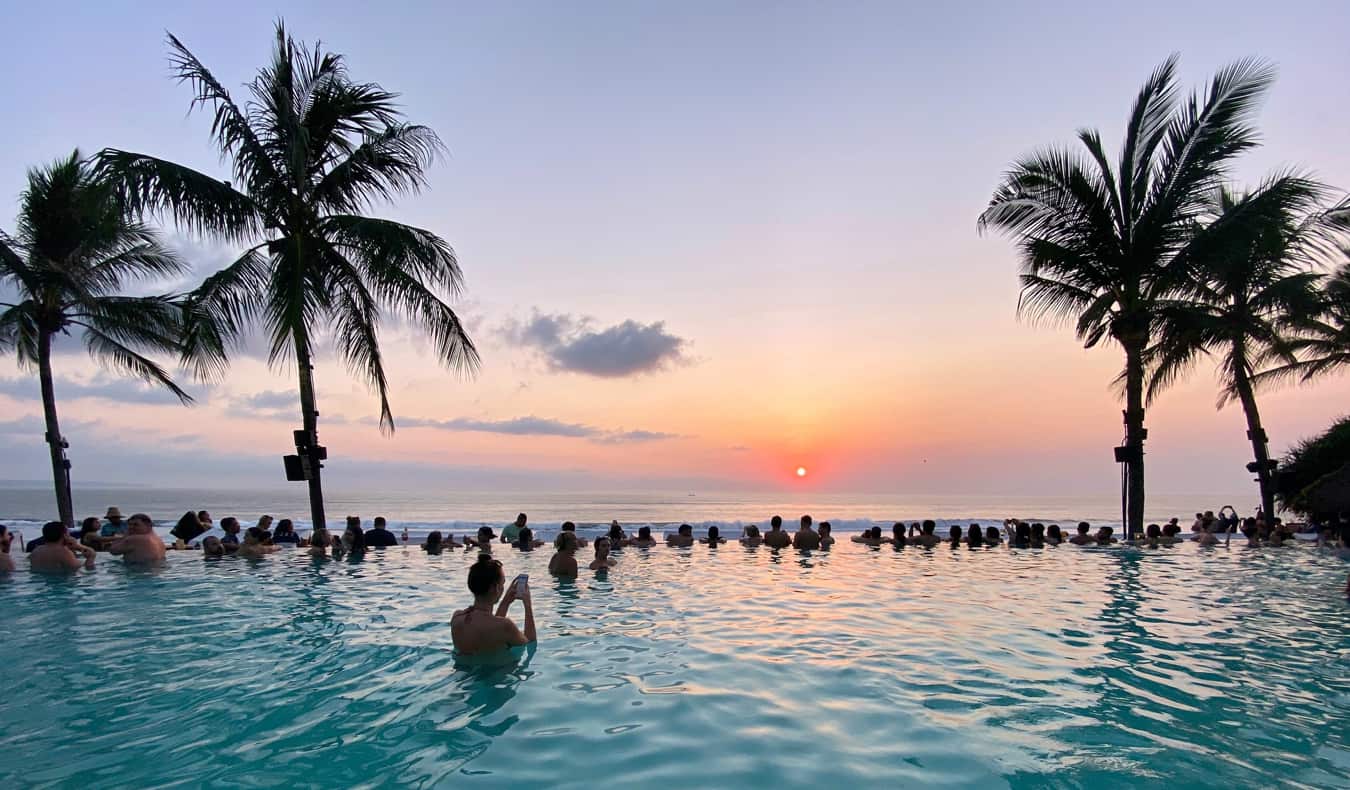 As pessoas se divertem na piscina em Bali