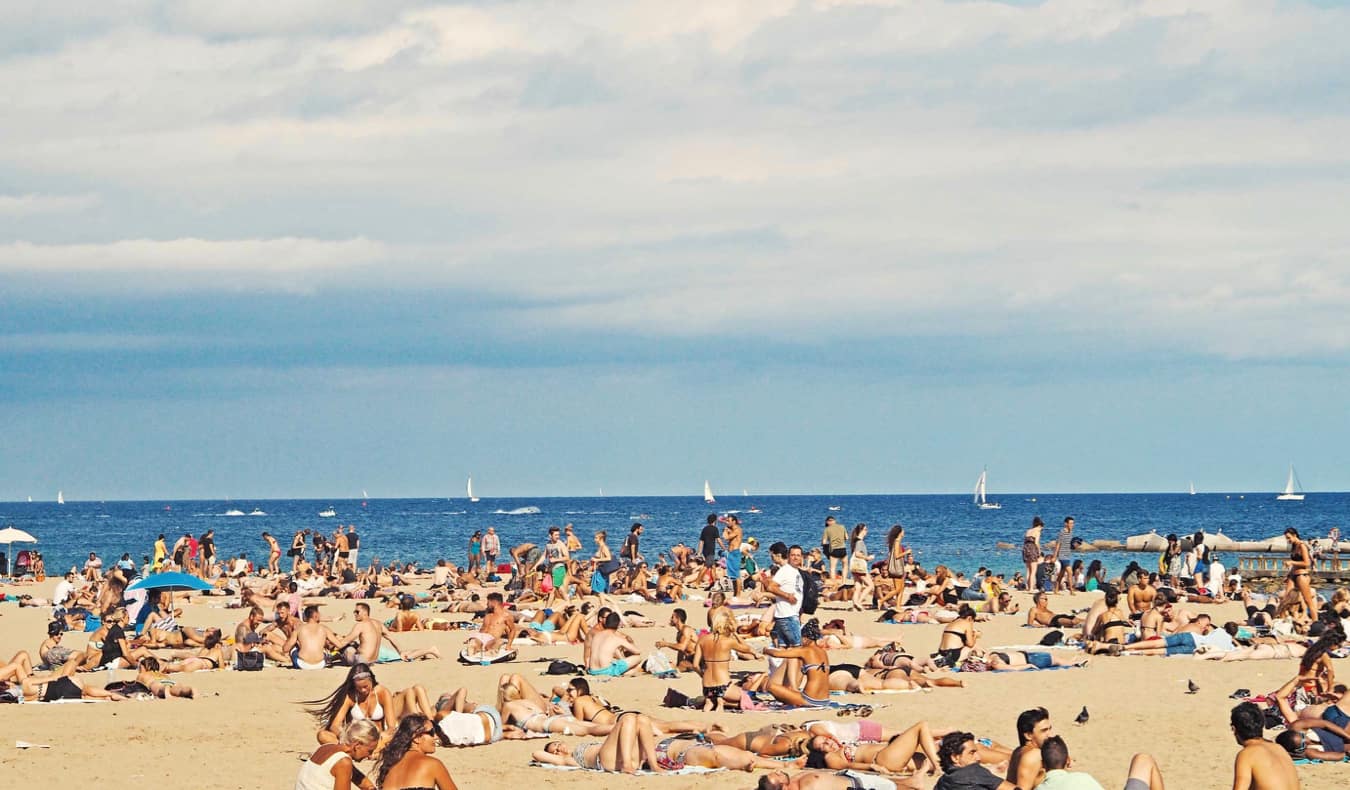 As pessoas estão descansando na praia em Barcelona, ​​Espanha