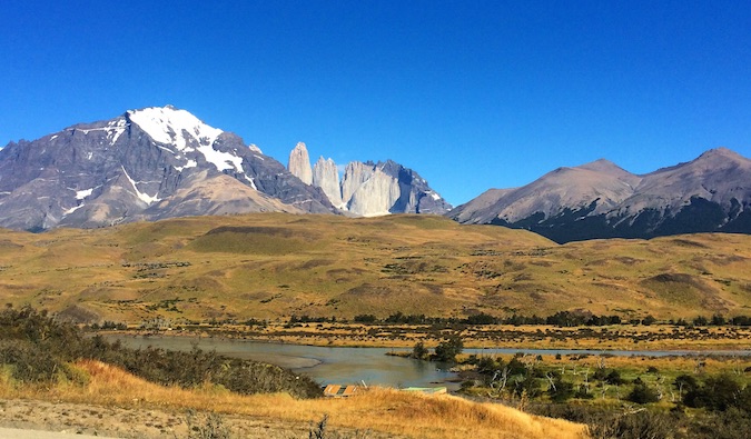 Colinas e vales da Patagônia, Chile, em um dia claro com montanhas ao longe