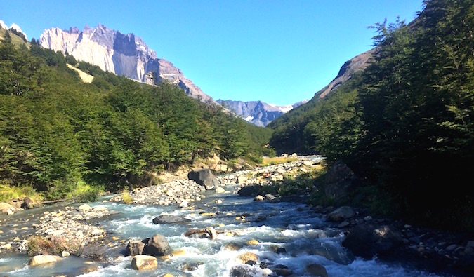 Rio rápido cercado por florestas na Patagônia, Chile