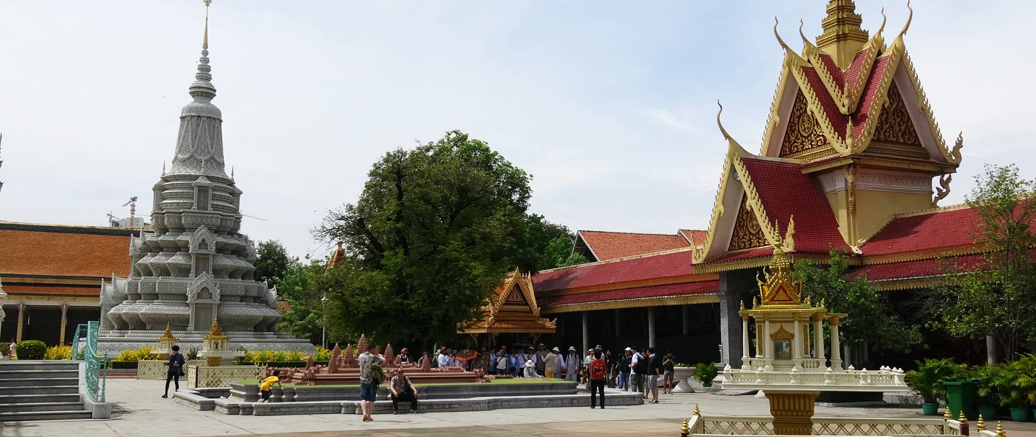 Um enorme templo colorido no complexo do templo de pagode de prata em Phnomopen, Camboja