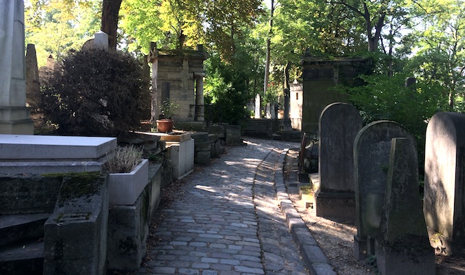 Belo caminho fantasma através de um cemitério francês em Paris, França