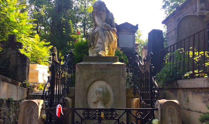 Estátua triste de uma mulher de luto no Cemitério Pere Lachaise, em Paris, França