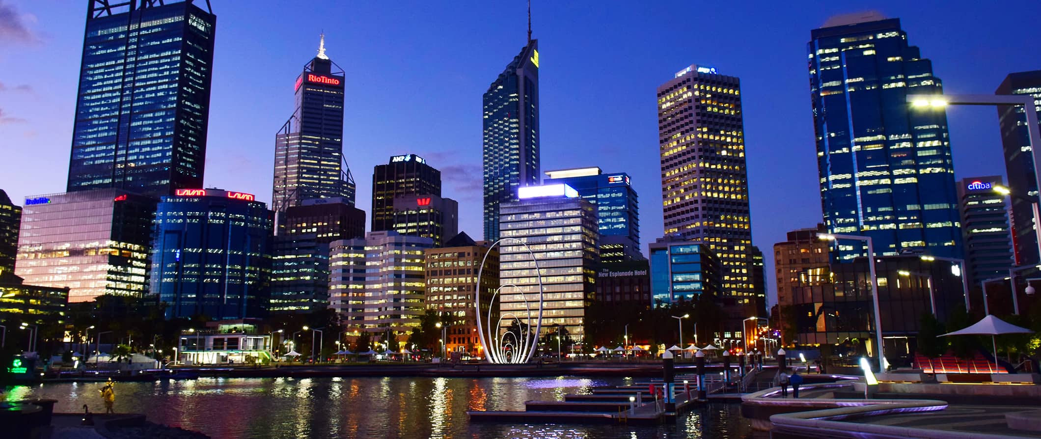 O imponente horizonte da cidade australiana de Perth iluminado à noite