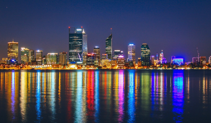A cidade de Perth, Austrália, iluminada à noite