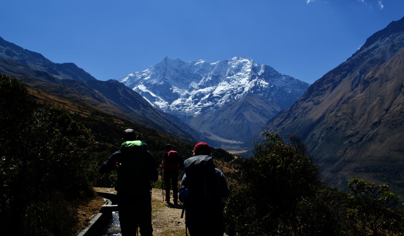 Três viajantes durante um passeio pela rota Salkantai no Peru
