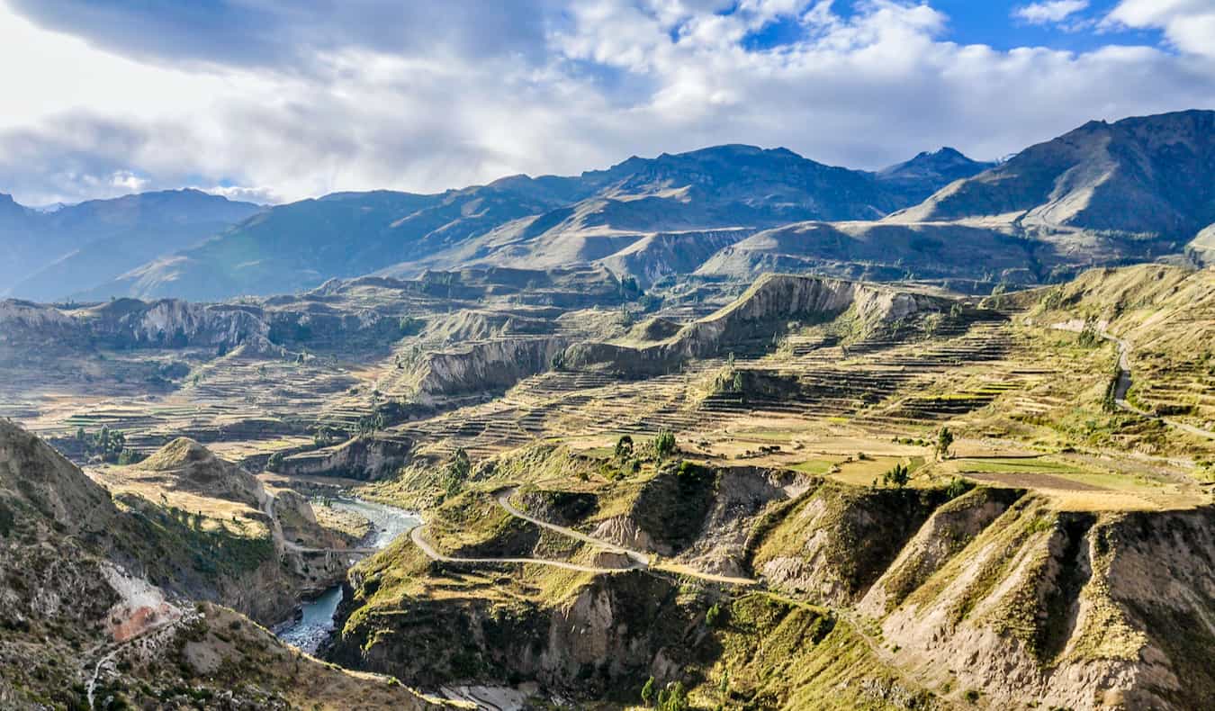 Vista do enorme Canyon Kolka no Peru
