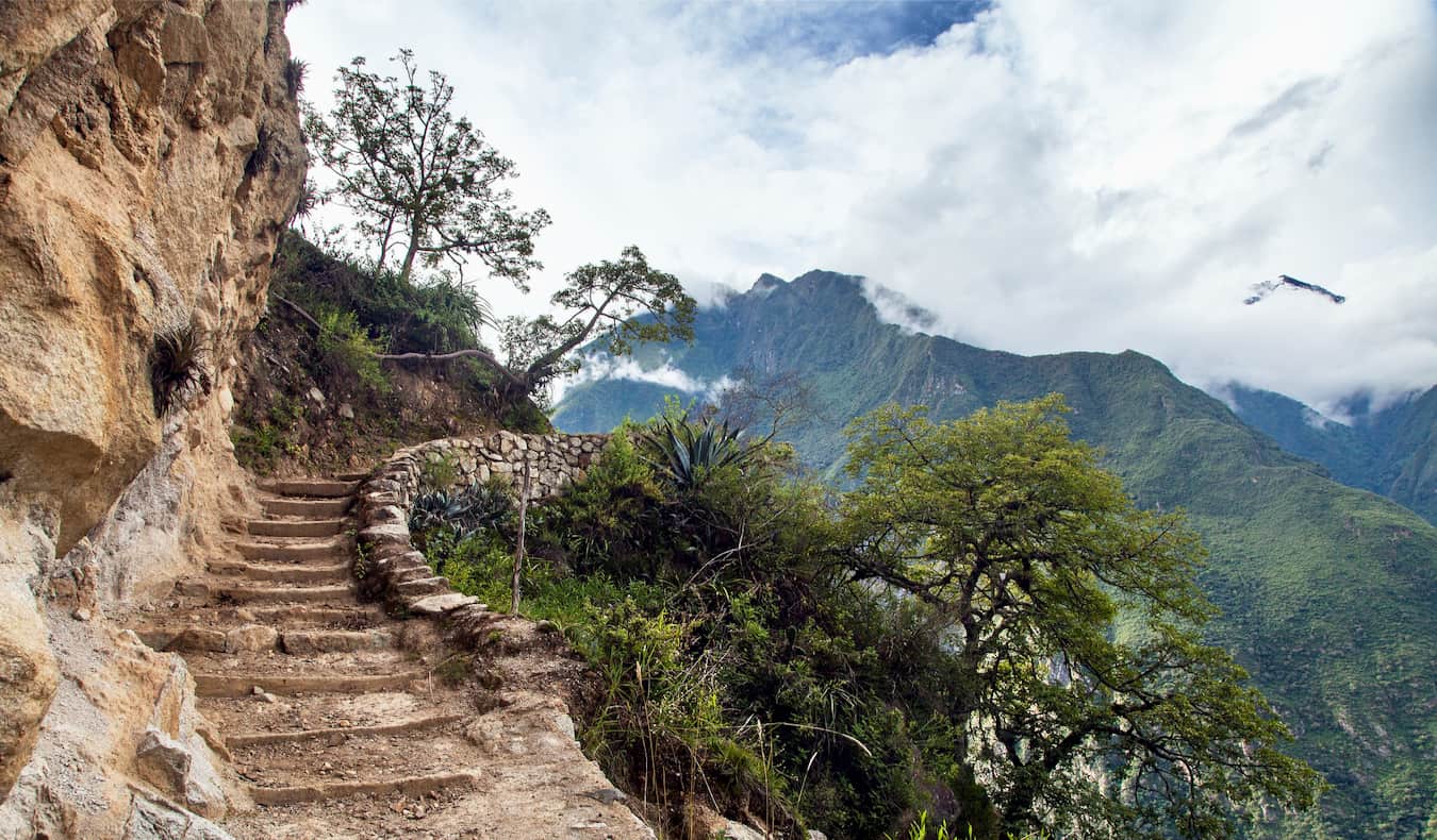 Escada estreita construída na encosta da montanha durante a campanha de Chokekirao no Peru
