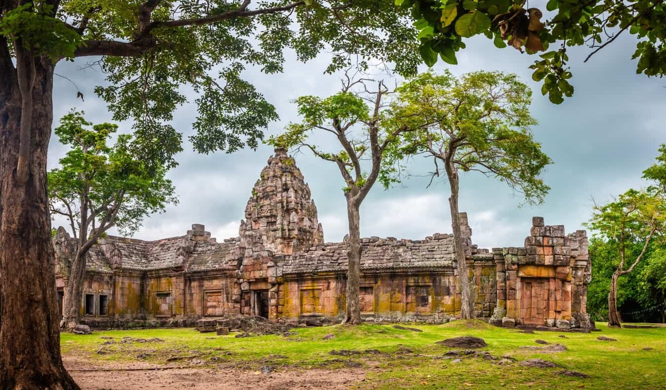 Templo Antigo no Historical Park Phan Run em áreas rurais na Tailândia