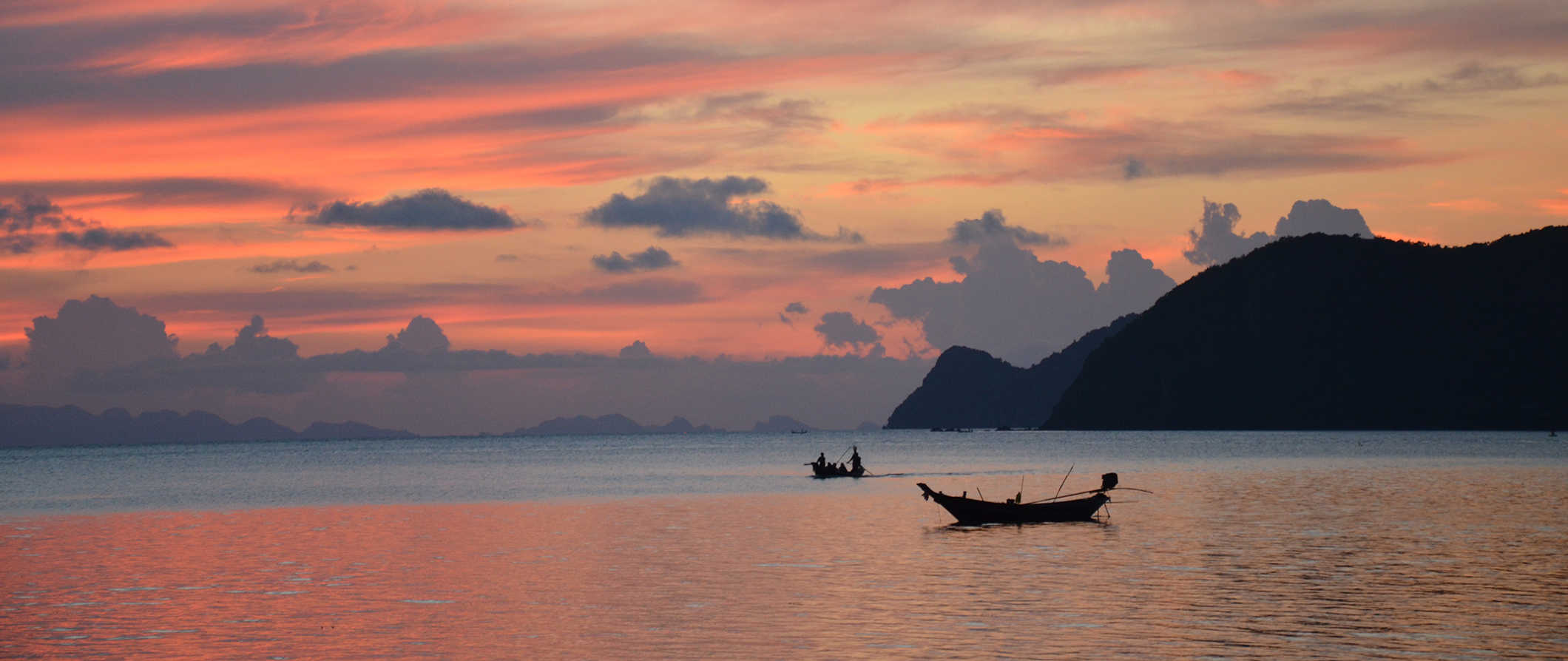 Ilha impressionante Ko Pha Ngan, Tailândia, ao pôr do sol sobre o oceano