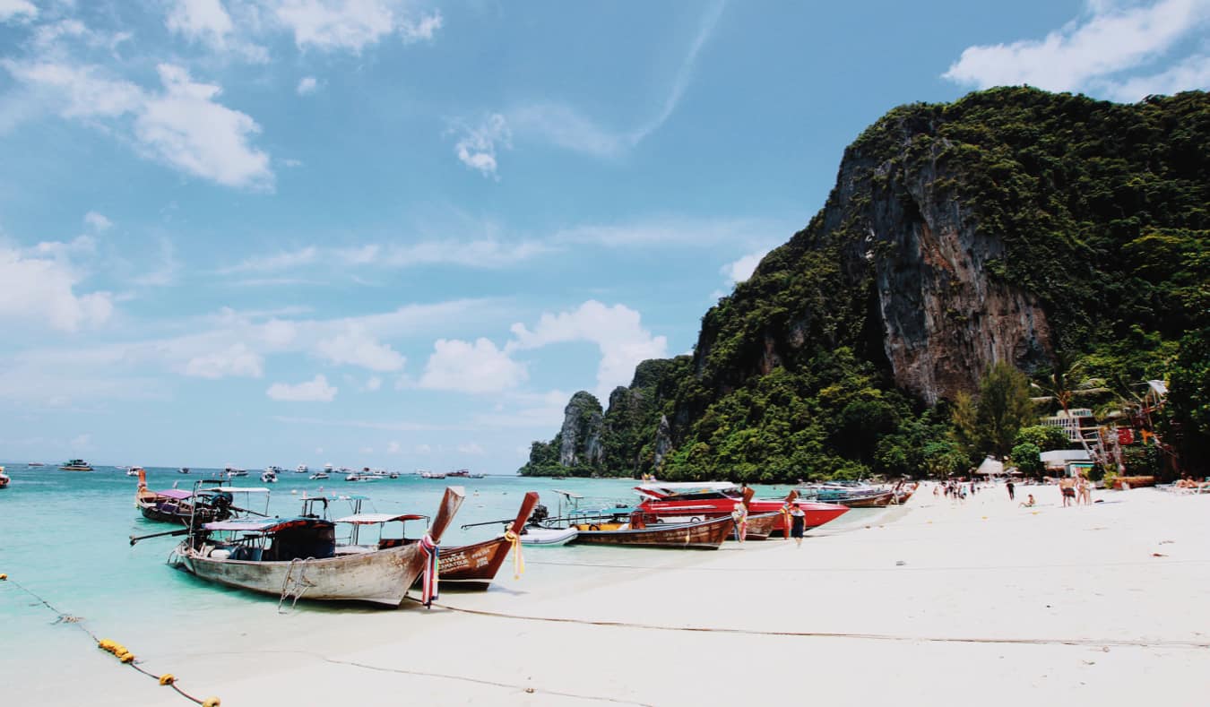 Muitos barcos turísticos na ilha de Koh Phi Phi, na Tailândia