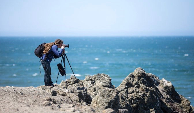 Fotógrafo Lawrence Nora e seu equipamento instalado no oceano para filmar
