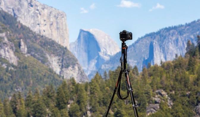 A câmera e os tripés são instalados no cenário de montanhas e natureza no Parque Nacional Yosemite