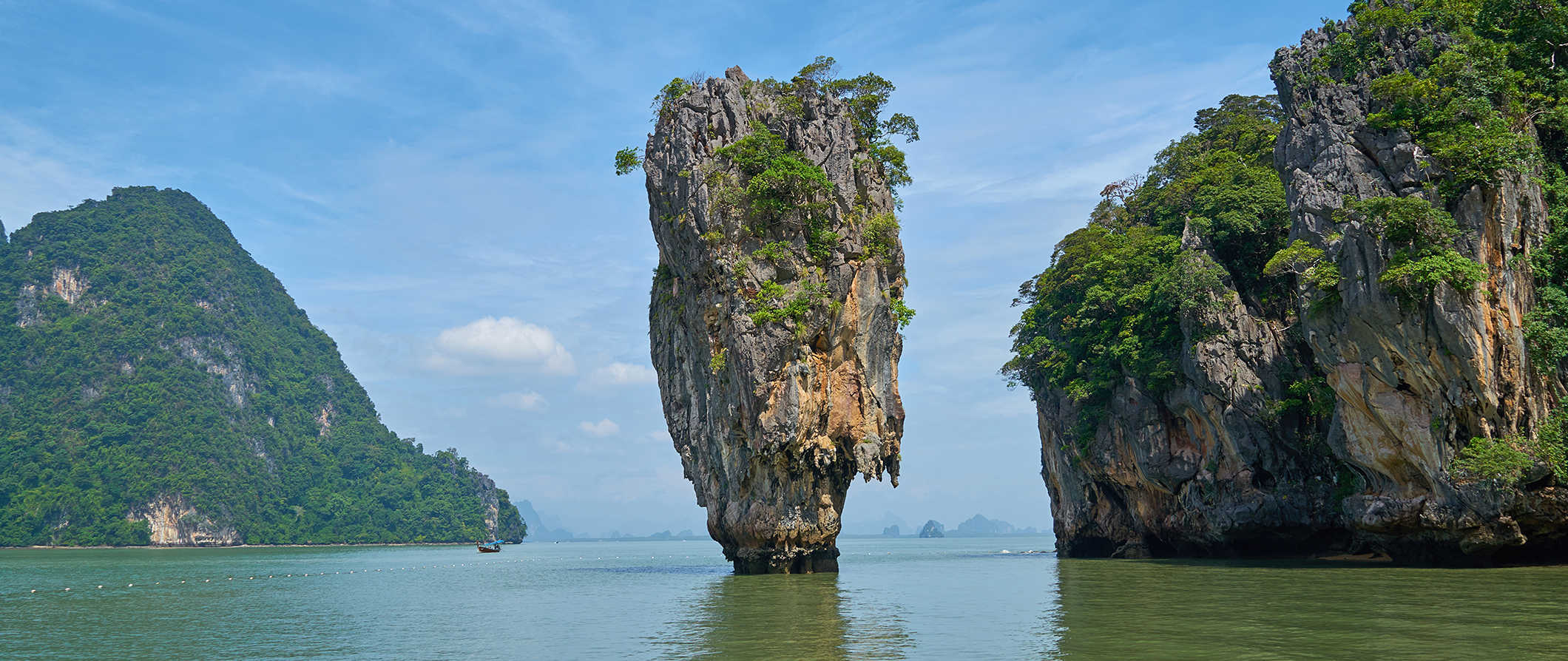 Formações calcárias icônicas elevando-se acima da água em Phuket, Tailândia