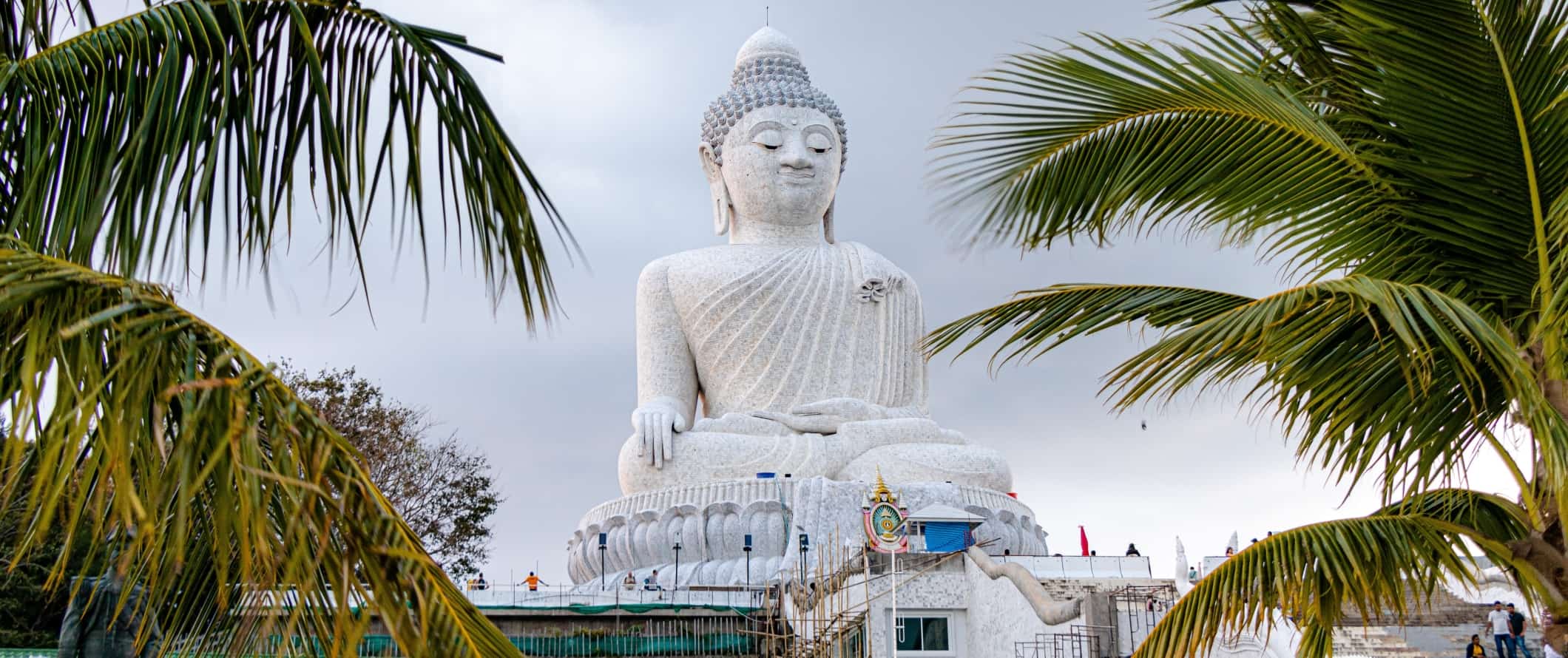 Estátua gigante de Buda branca em Phuket, Tailândia