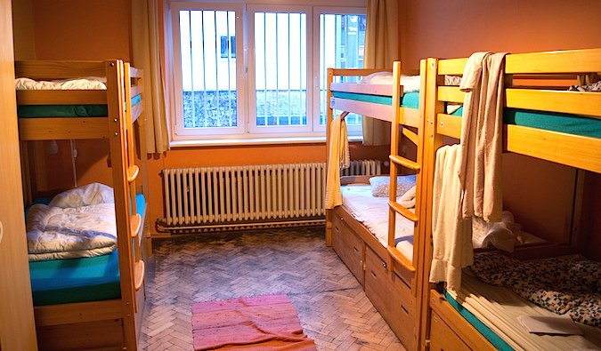 Sala de dormitório vazia na Espanha com beliches
