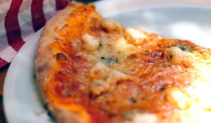 Uma fatia de pizza fresca de Nova York em um restaurante em Nova York