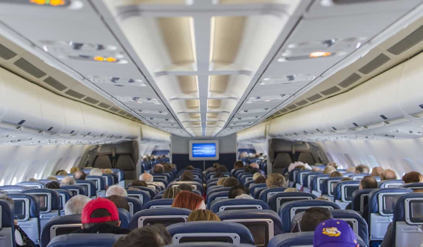 Fileiras de assentos em um avião