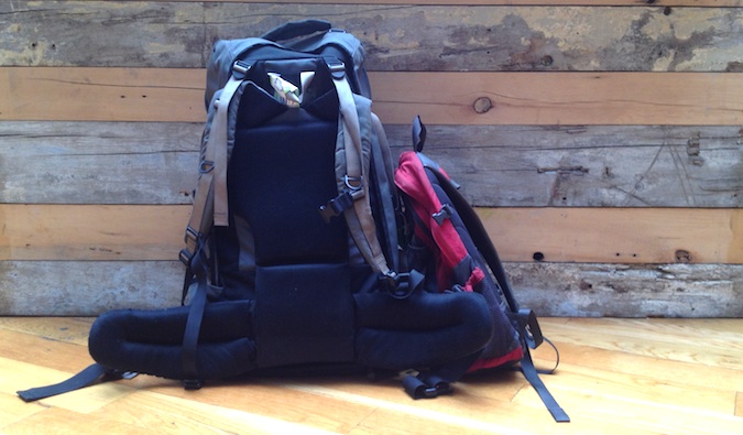 Duas mochilas turísticas coletadas e prontas para aventuras