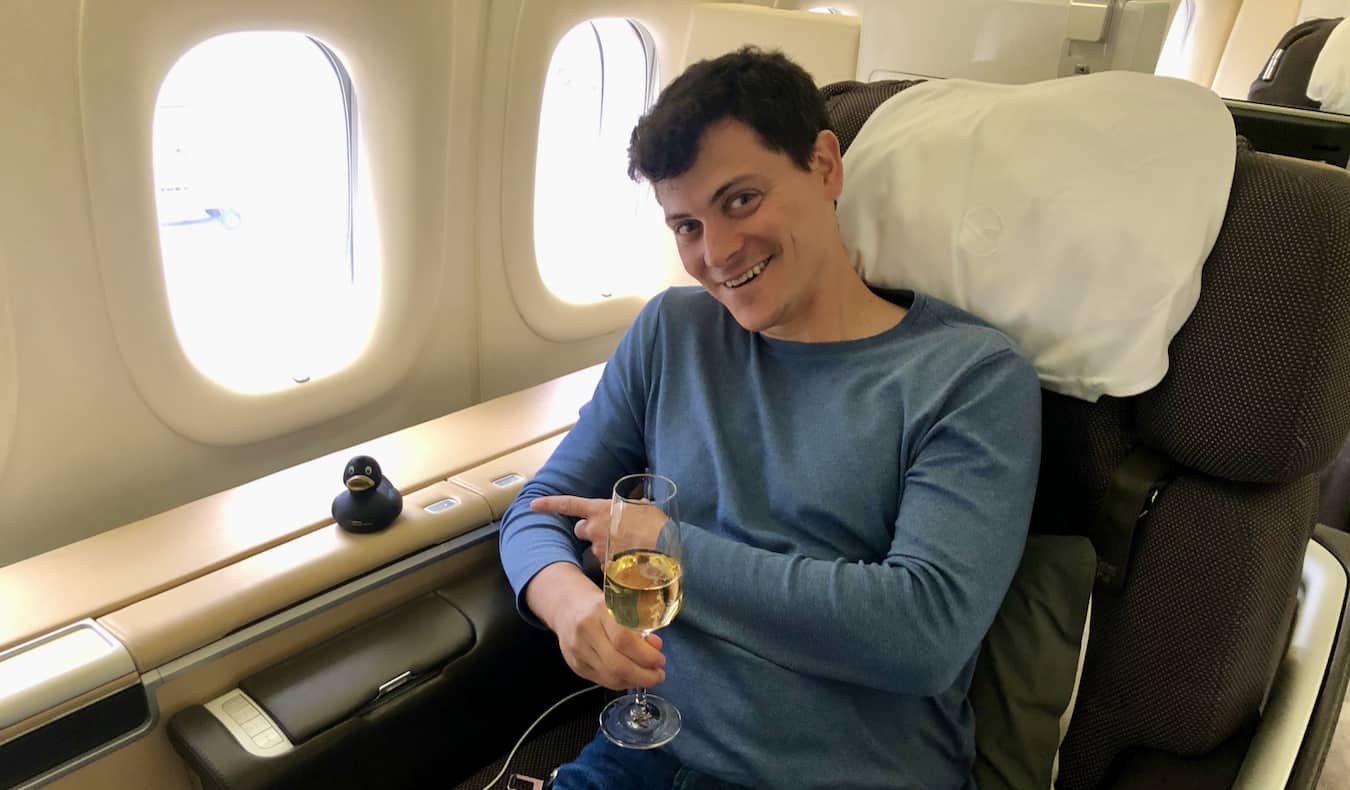 Nomad Matt desfruta de um assento de primeira classe em um voo de volta ao mundo