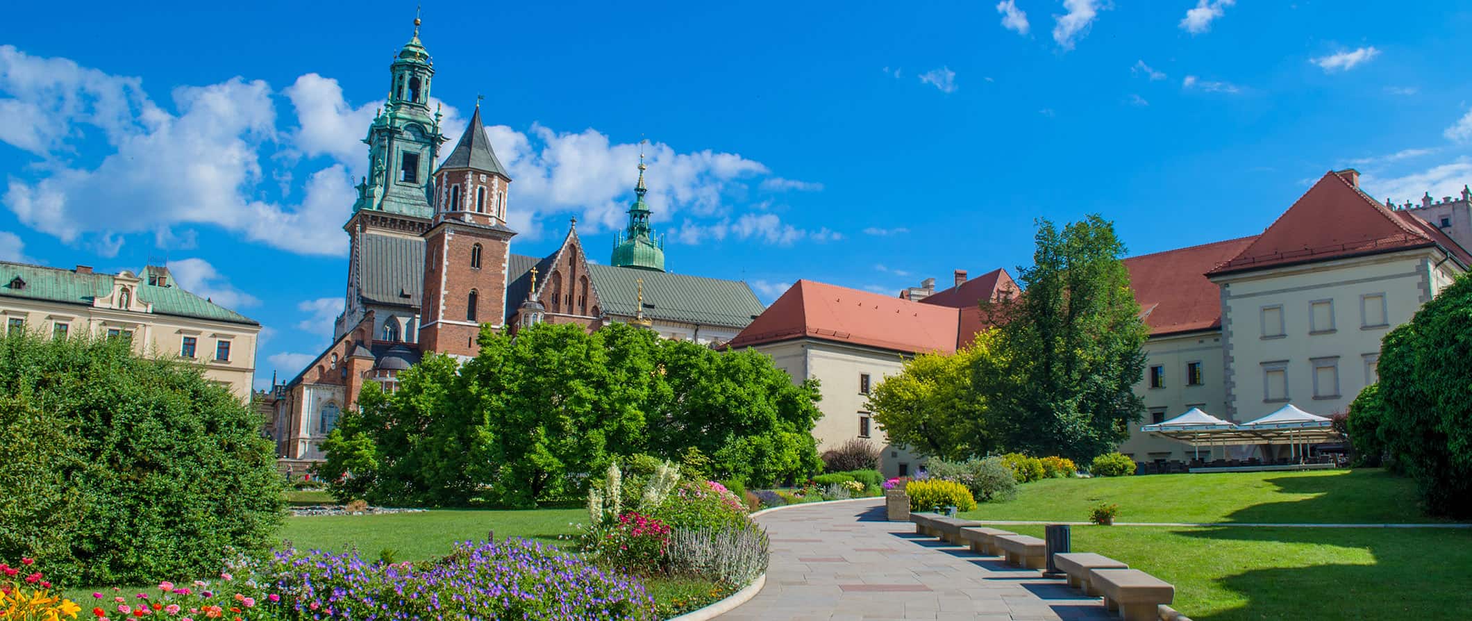 Arquitetura colorida e histórica da Polônia num dia ensolarado de verão