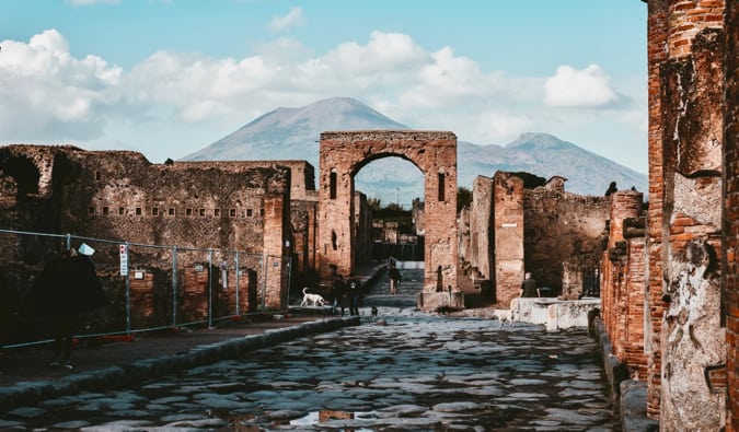 Colunas e ruínas antigas de Pompéia, Itália