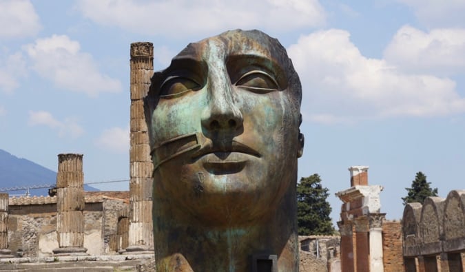 Ruínas de uma estátua em Pompéia, Itália