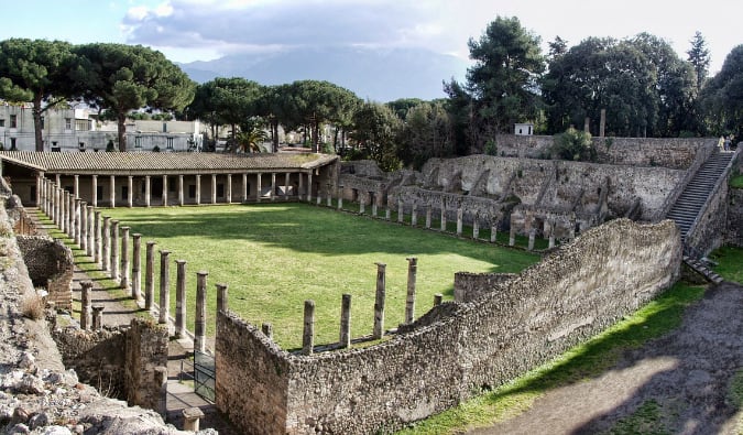 Antigas ruínas maciças da Palaestra Pompeia num dia ensolarado