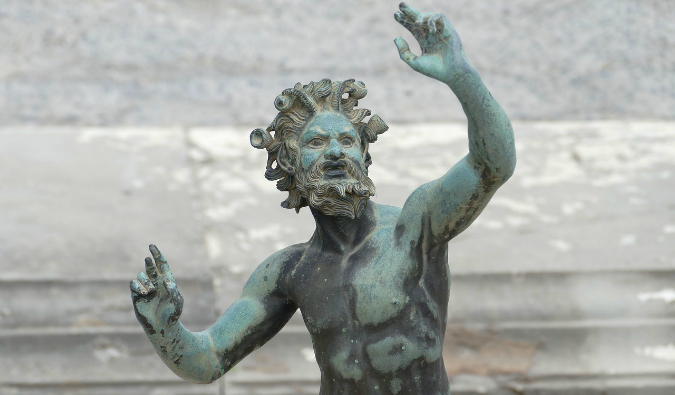 Estátua na entrada da maior casa de Pompéia, Itália