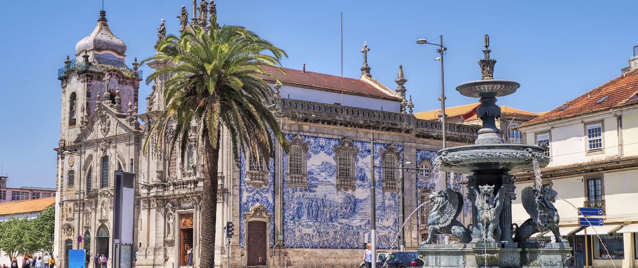 Igreja Cult no porto ensolarado, Portugal, com uma fonte em primeiro plano