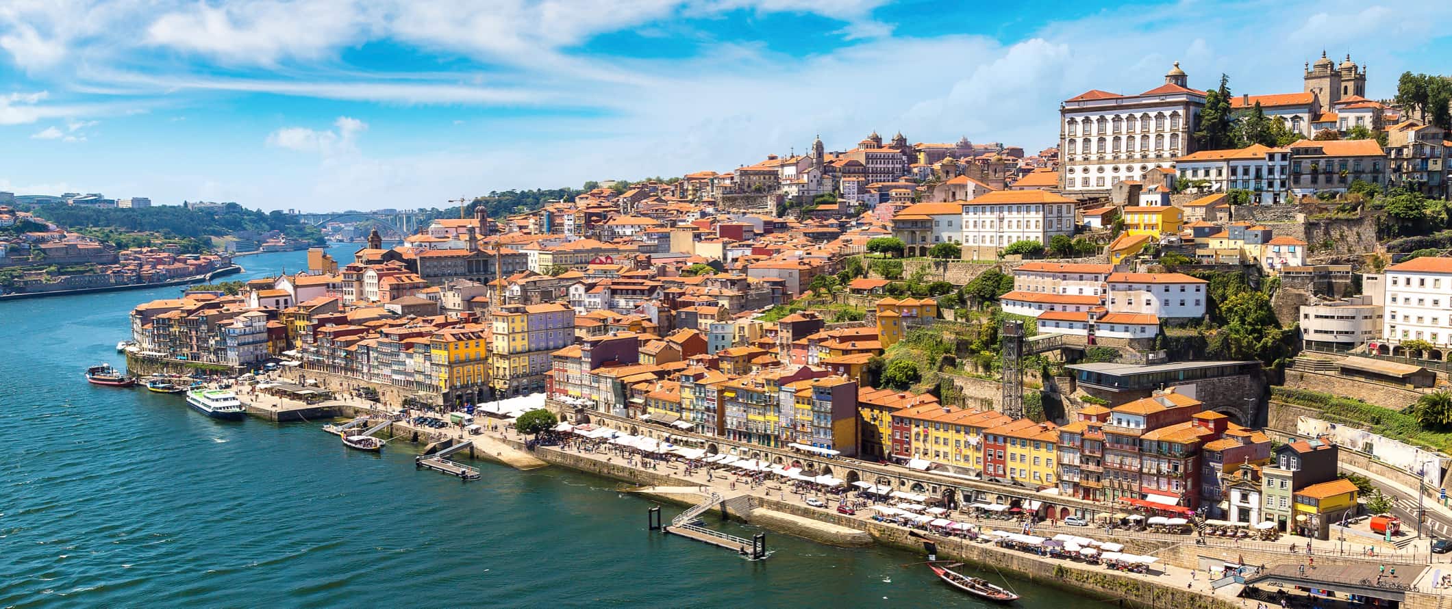 Porto, Portugal e seus edifícios coloridos nas colinas, como pode ser visto no rio Doru
