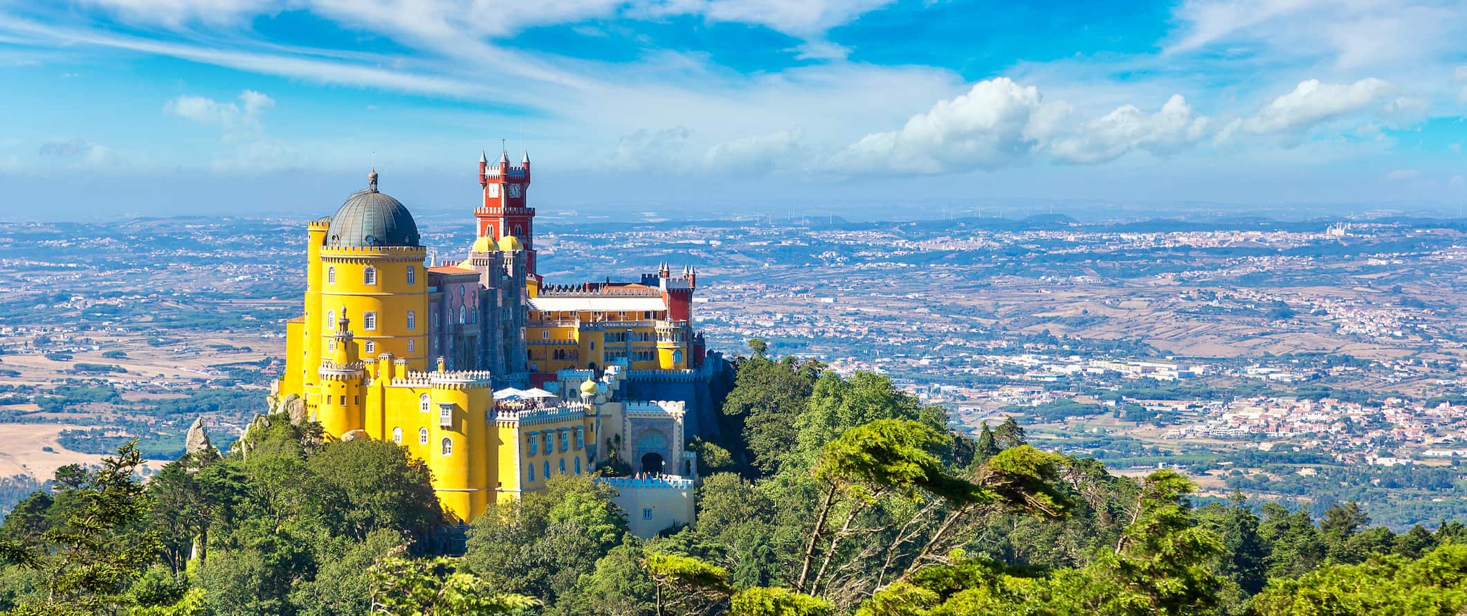 Edifício histórico que se eleva na montanha em Sintre, Portugal