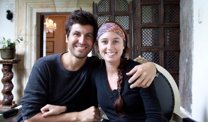 Eliza e Anthony da Positive World Travel Posit para uma foto em uma mesa