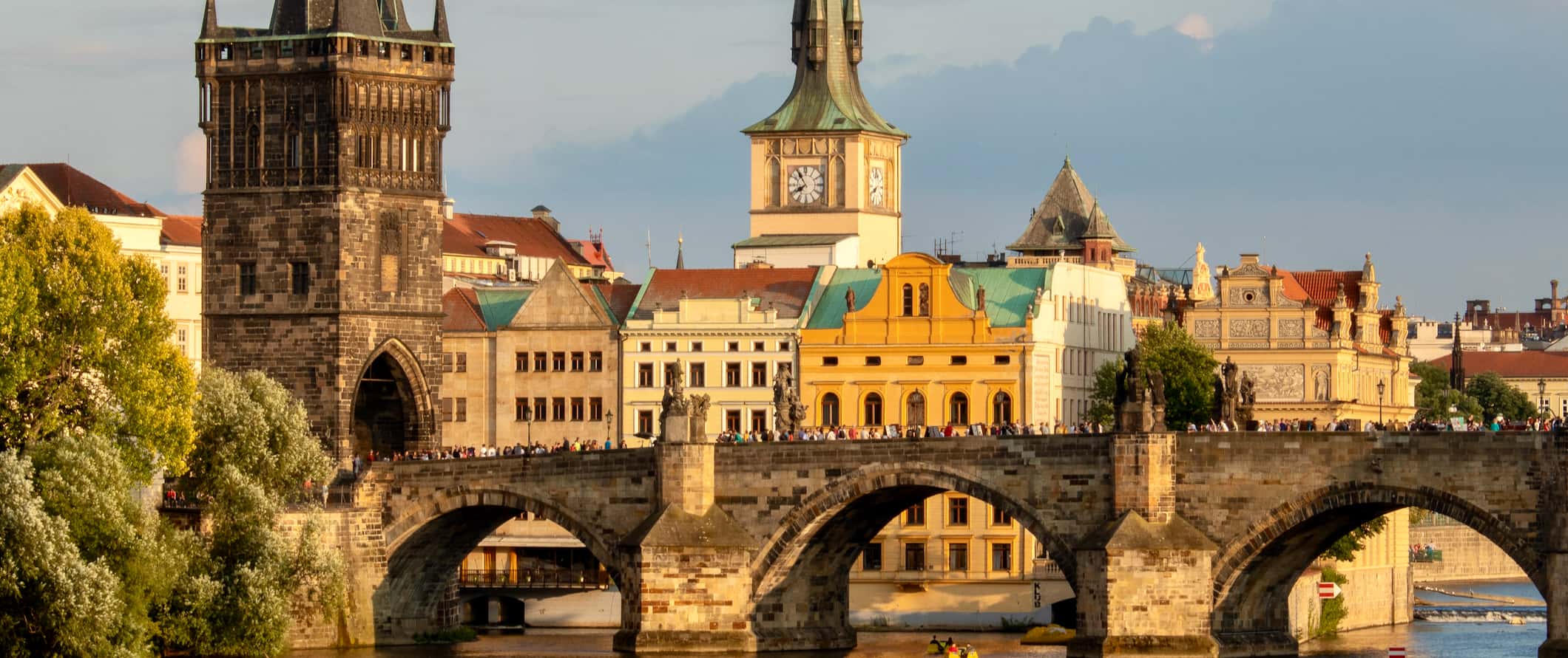 Antigos edifícios e pontes em Praga Histórica, República Tcheca