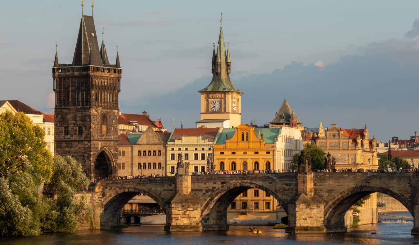 O pitoresco horizonte da cidade velha em Praga, a República Tcheca