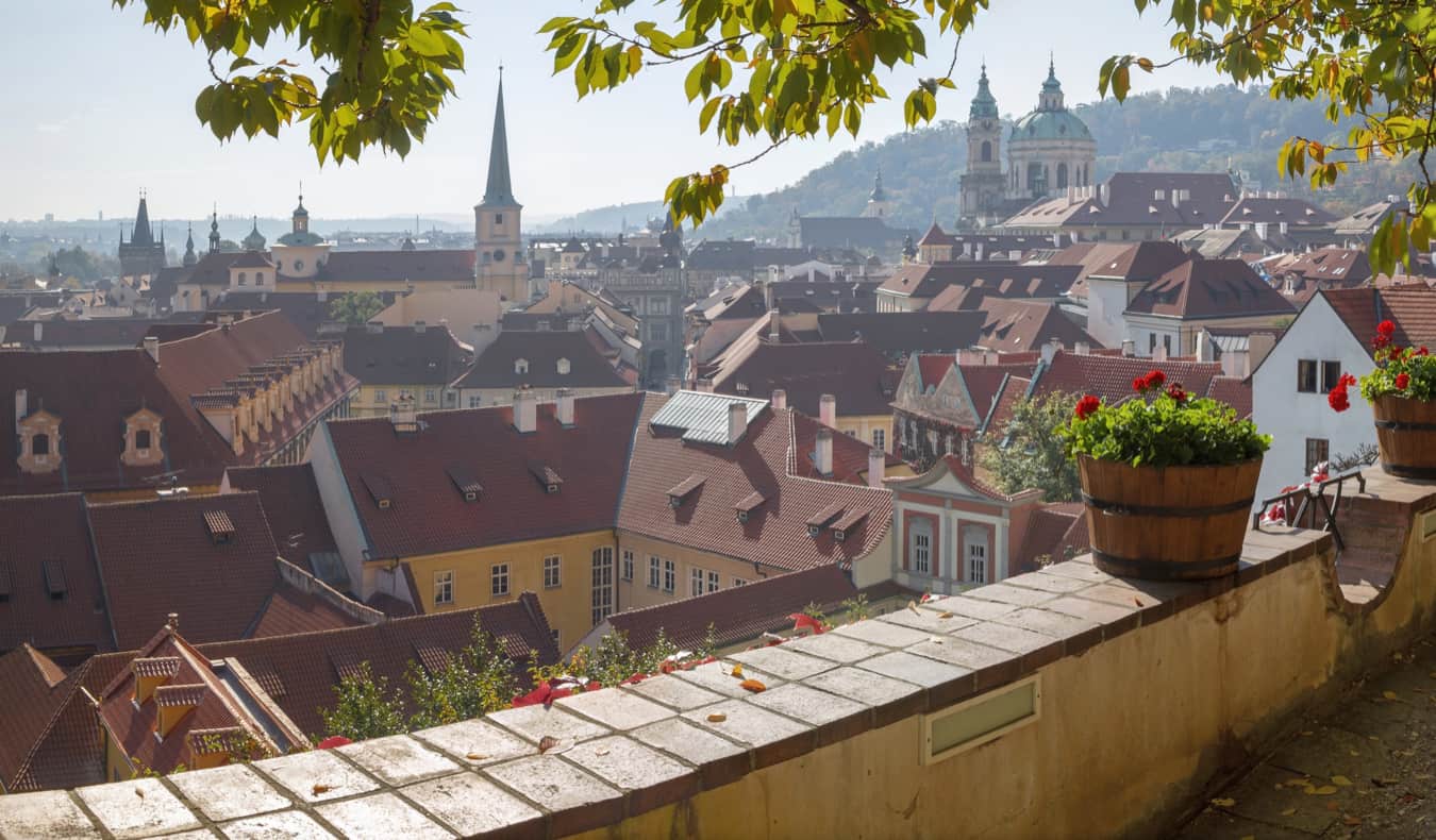 Varanda tranquila com vista para um pequeno país em Praga, República Tcheca