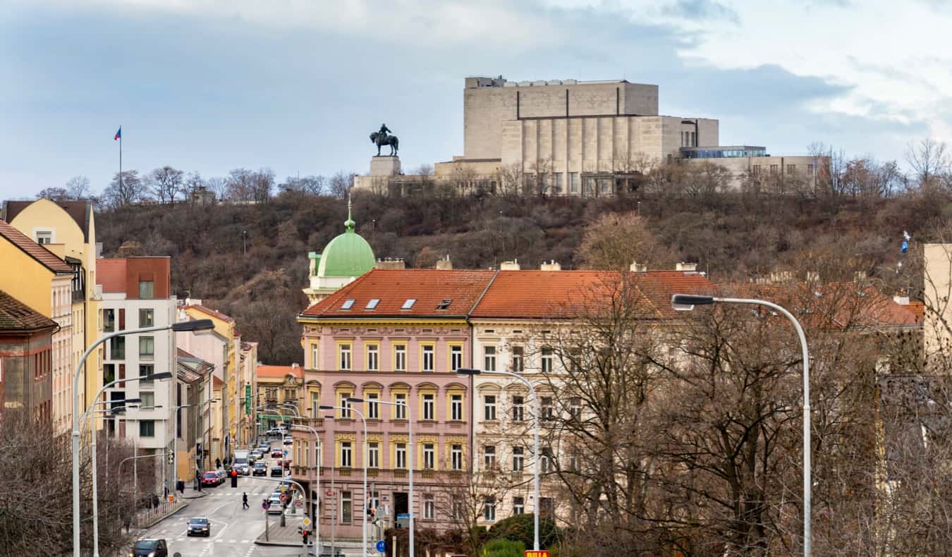 Estátua à distância com vista para a área de Karlin em Praga, República Tcheca