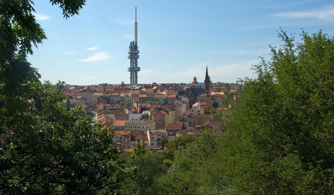 Torre de TV em Zizhkov com vista para Praga, tchecos