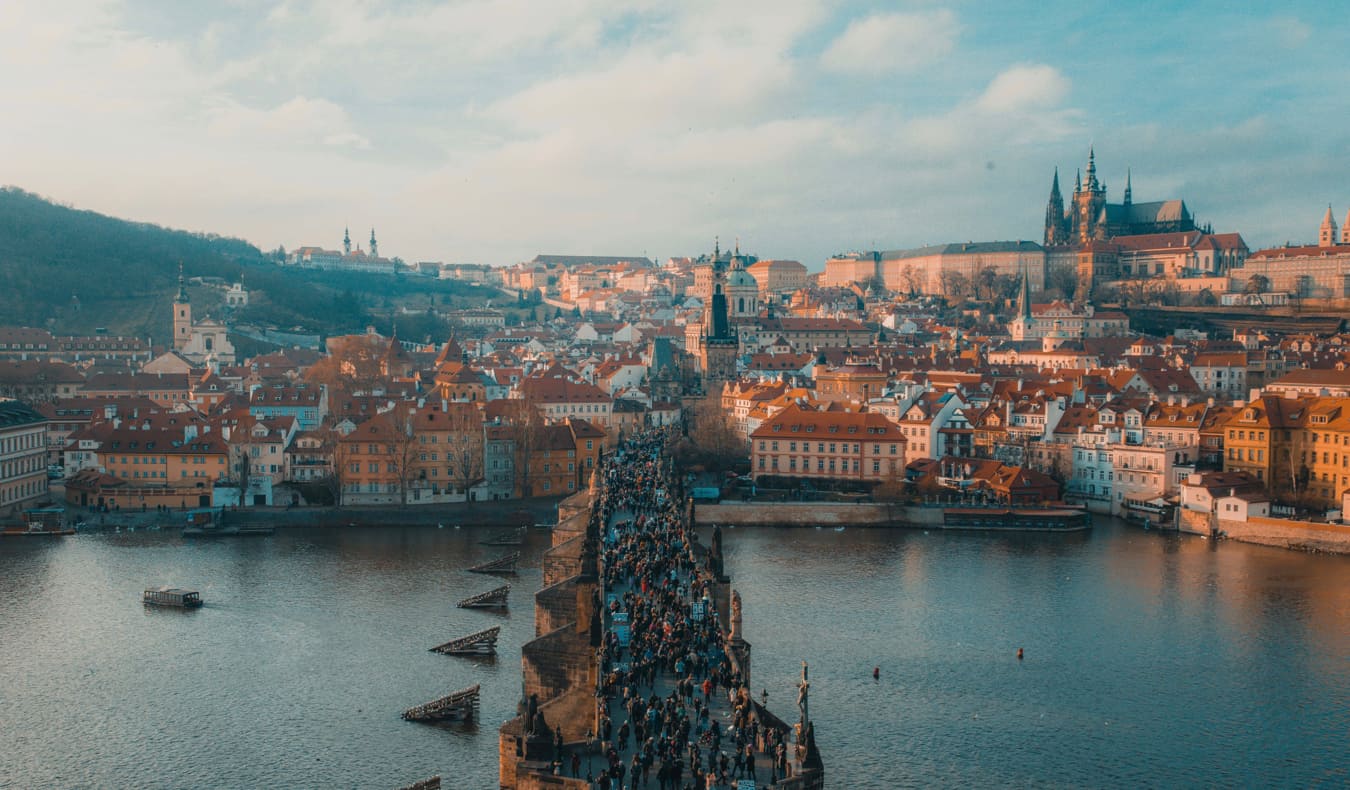 Turistas aglomeram em uma ponte em Praga, República Tcheca