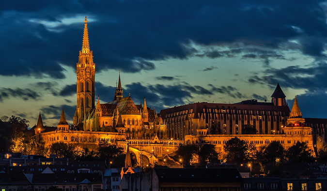 Catedral gigante em Budapeste iluminada à noite