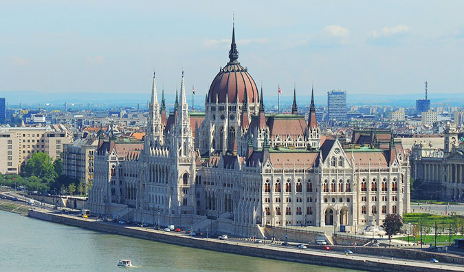 enorme edifício do parlamento em Budapeste em um dia ensolarado