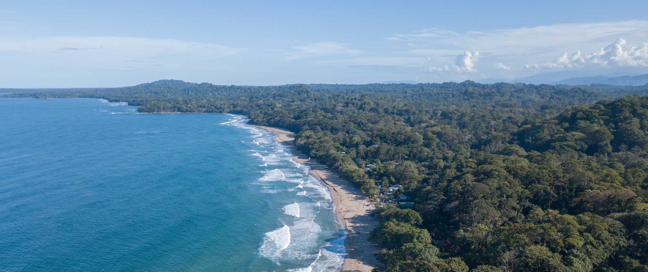 Vista aérea da extensa praia Playa Cocles em Puerto Viejo, Costa Rica