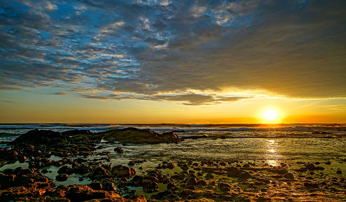 Pôr do sol brilhante sobre o oceano na Costa Rica