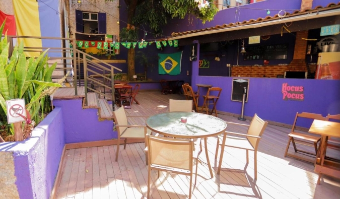 Terraço exterior colorido e bar no Pura Vida Hostel no Rio de Janeiro, Brasil