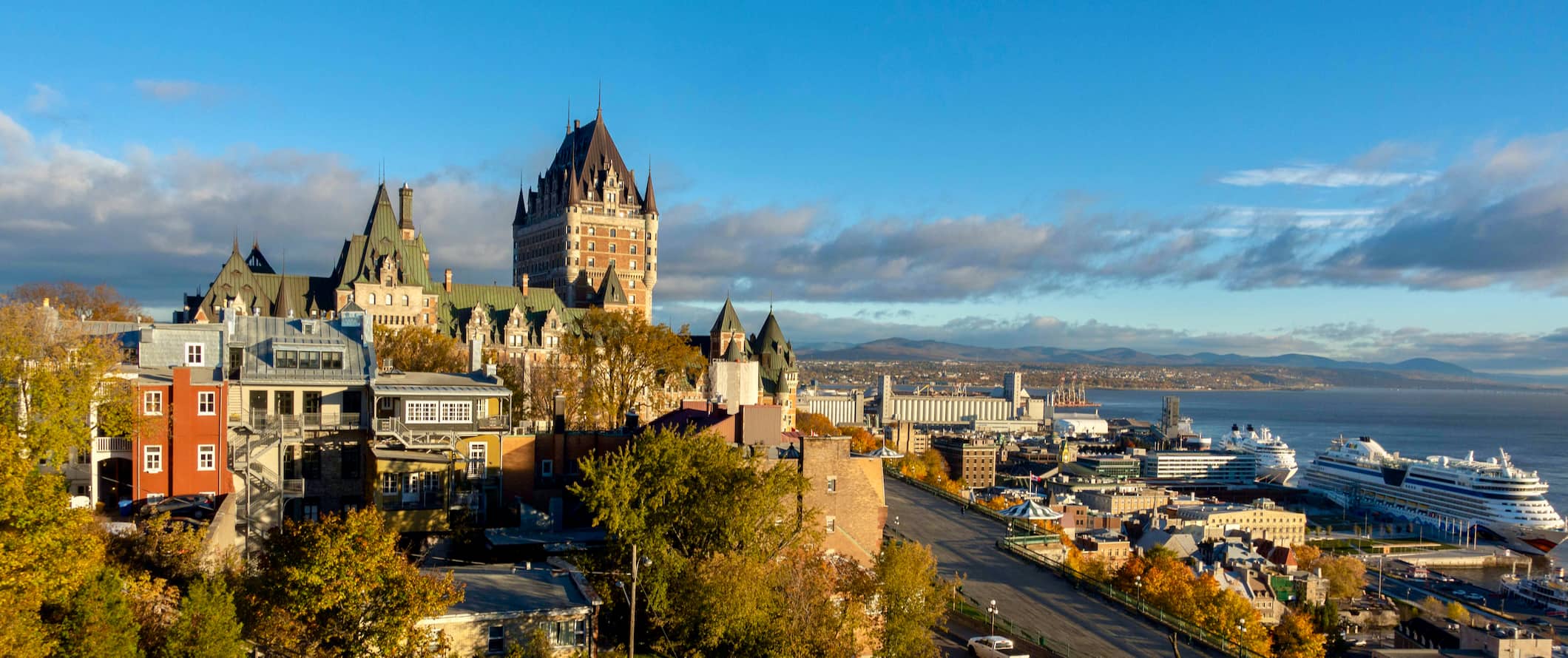 Vista do horizonte da cidade de Quebec, Canadá, com um castelo histórico correndo à distância